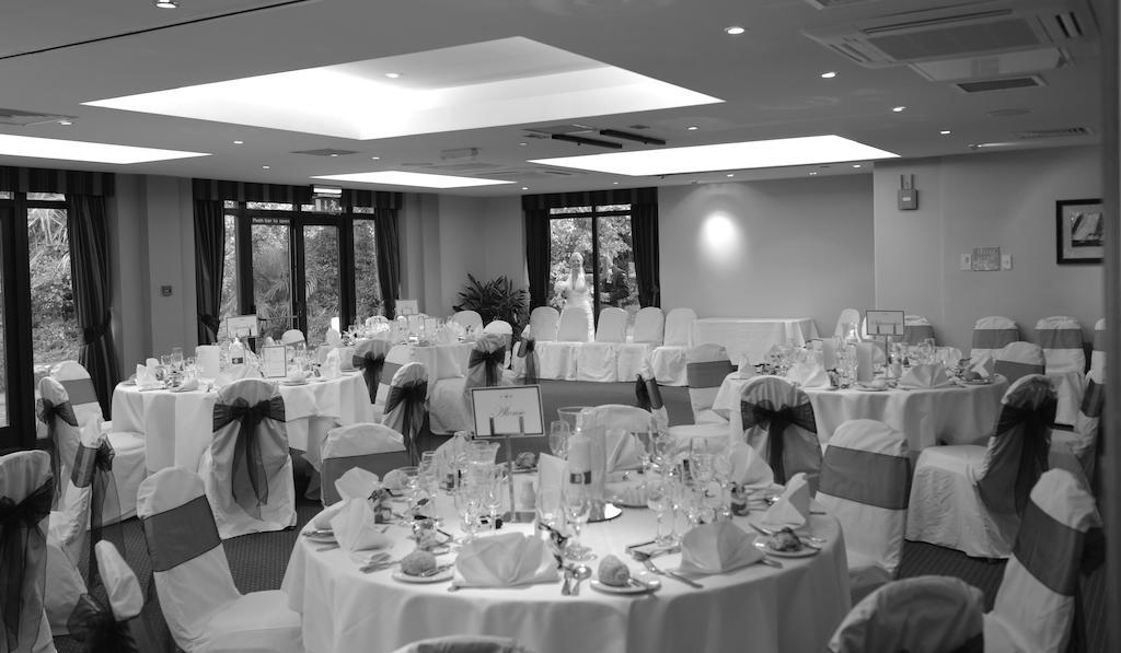 Frensham Pond Country House Hotel & Spa Farnham  Exteriör bild