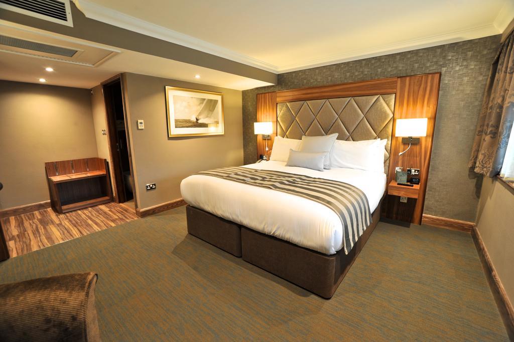 Frensham Pond Country House Hotel & Spa Farnham  Exteriör bild